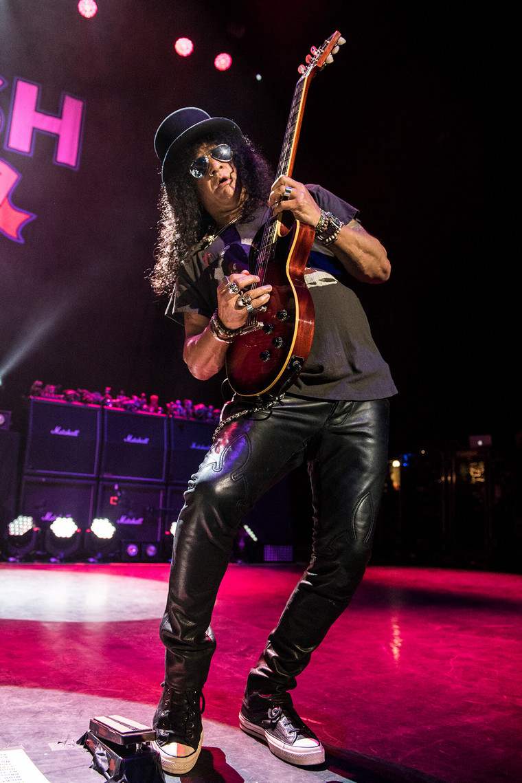 Slash suona Apollo in piedi dal vivo