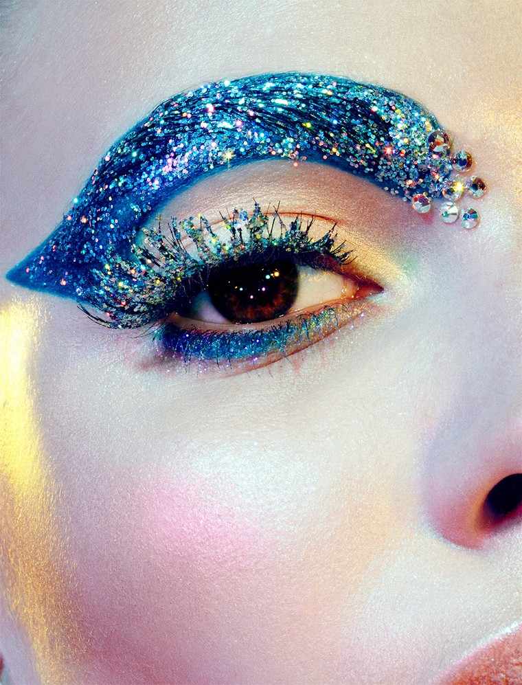 futuristic-makeup-idea-woman-look-popart