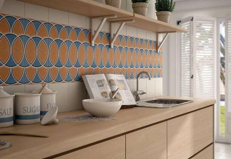 virtuvės idėja-vinilo imitacija-cemento-plytelių-grindų backsplash