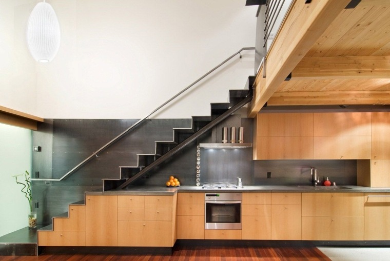 階段の下のデザイナーキッチン