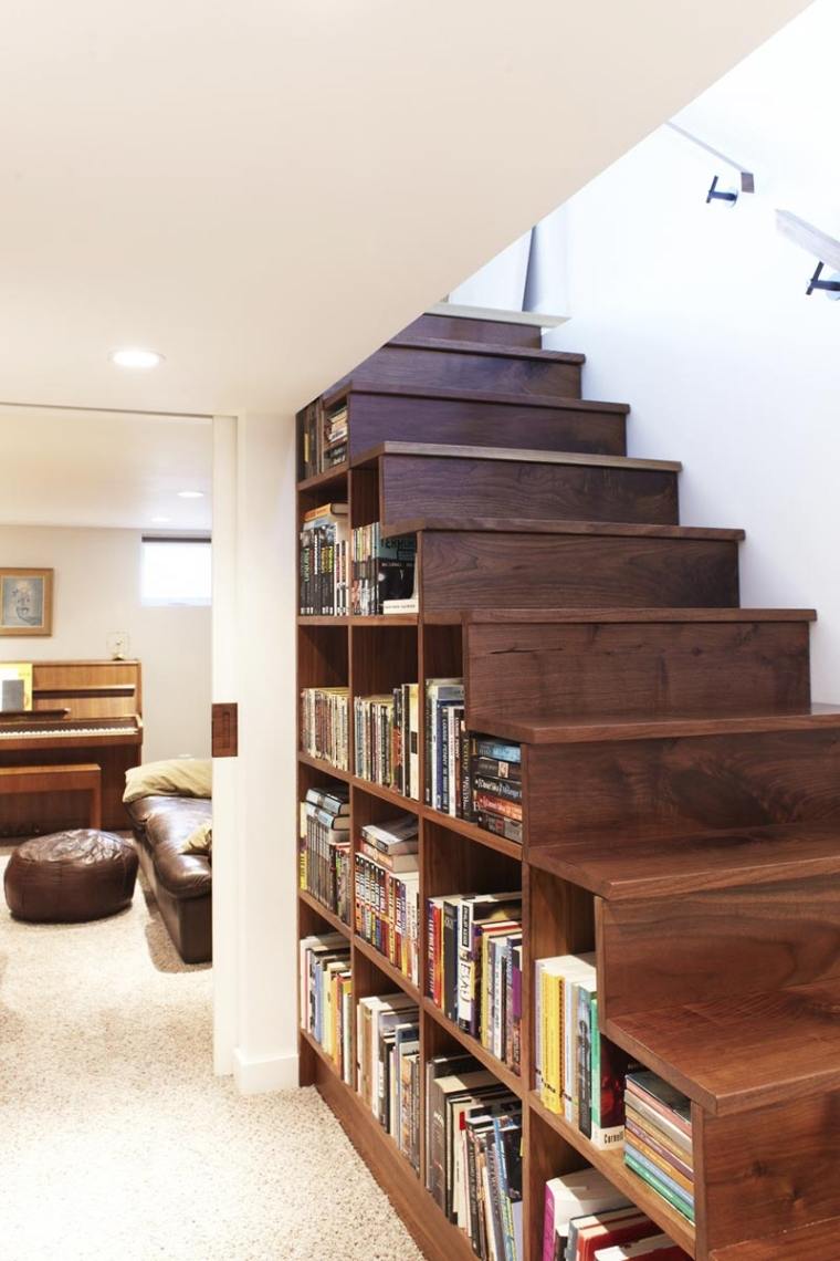 本棚と階段の装飾