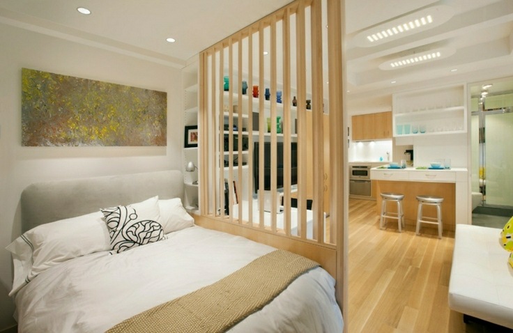 idea spazio di separazione piccolo appartamento letto grande cuscino comfort tavolo parquet sgabelli cucina