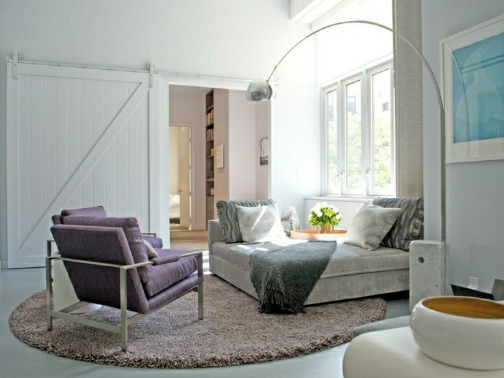 soggiorno camera da letto soggiorno separazione porta scorrevole bianca tappetino soffice in legno
