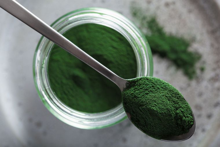 spirulinos maisto papildo pridėjimas