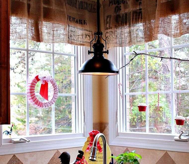Idee per decorare la finestra della ghirlanda di Natale