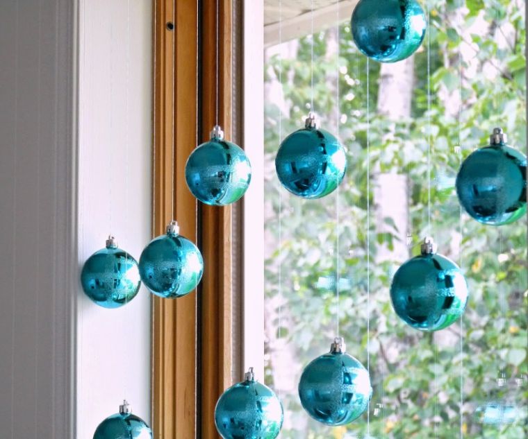Palle da appendere in vetro blu con decorazioni natalizie