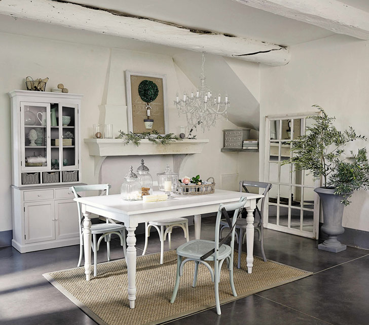 mutfağın iç kısmında beyaz mobilyalar ve gri saksı