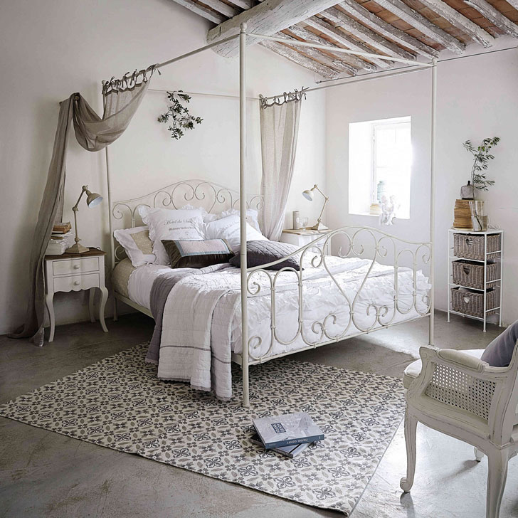 Klasik bir Fransız yatak odasının iç kısmında keten renginde hafif gölgelikli güzel yatak