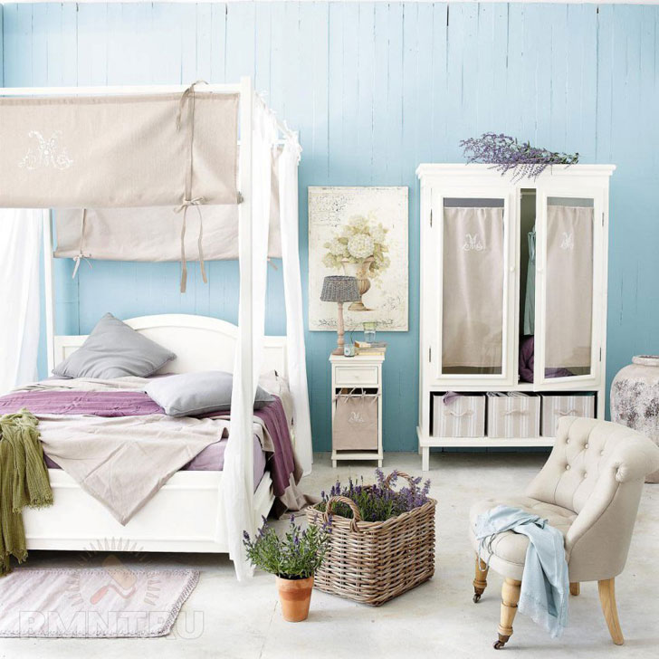 Açık mavi ahşap duvar arka planında pastel renklerde yatak odası mobilyaları