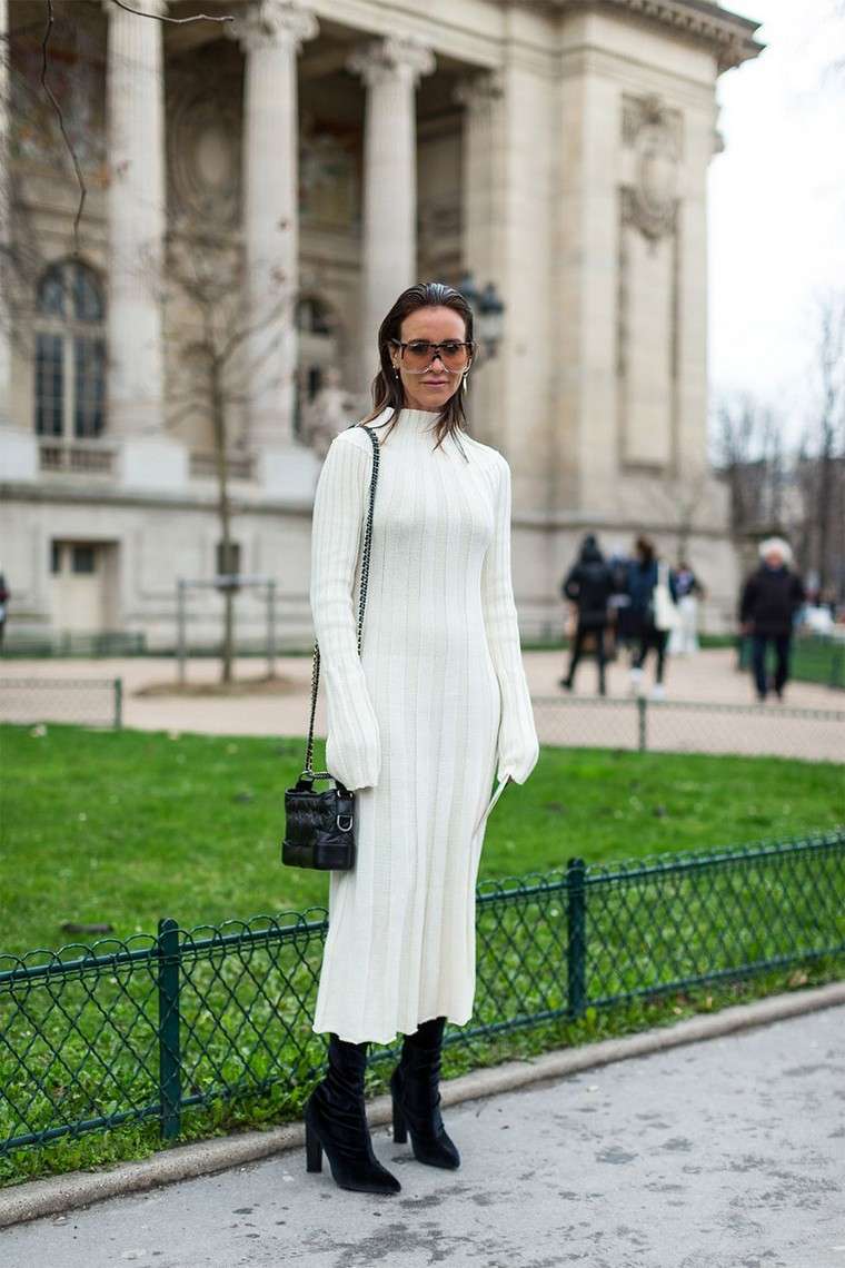Ideja ulične žene za dugu bijelu haljinu za cipele