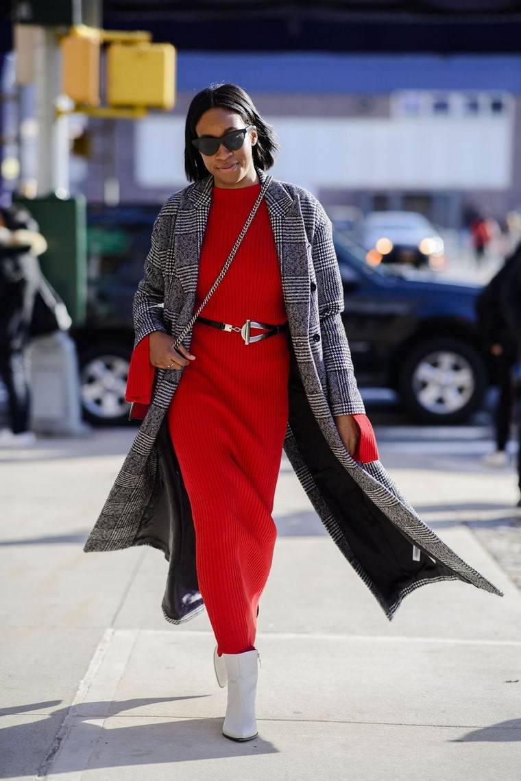 ulična moda žena karirana jakna žena duga crvena haljina