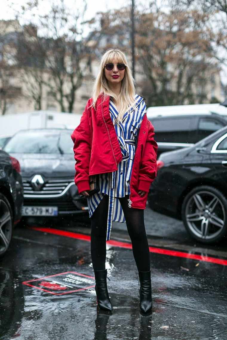 utcai divat ötlet divat nő ruha csíkok piros kabát harisnyanadrág