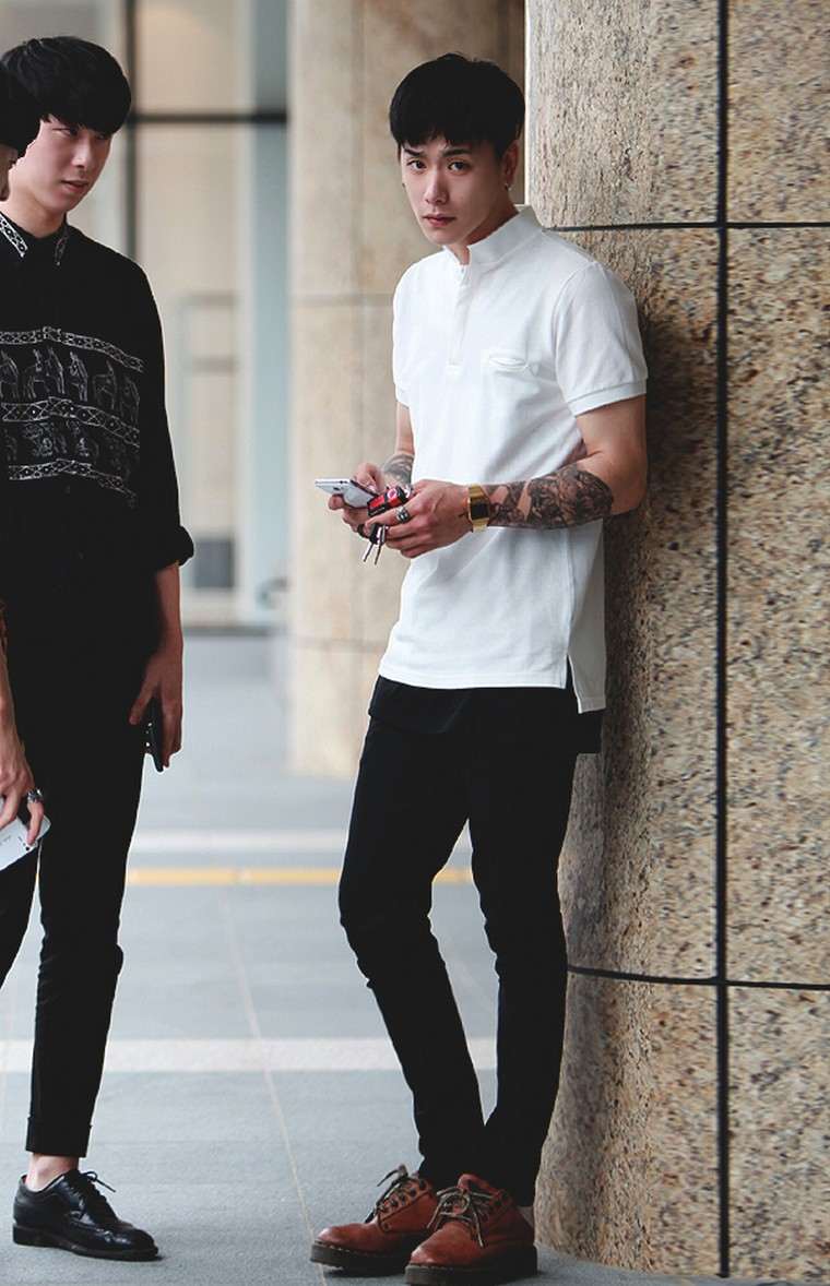 utcai stílusú férfi divatos megjelenésű póló ötlet