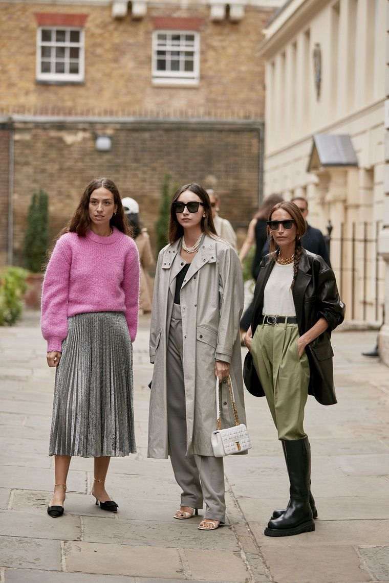 ロンドンの街で3人の現代女性