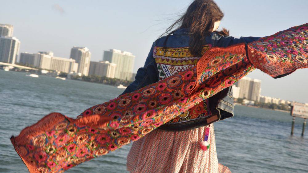 女性の服のファッション現代のスカーフ