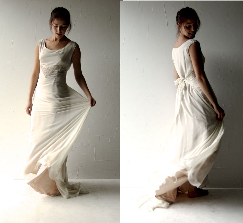 ボヘミアンスタイルの白いウェディングドレス