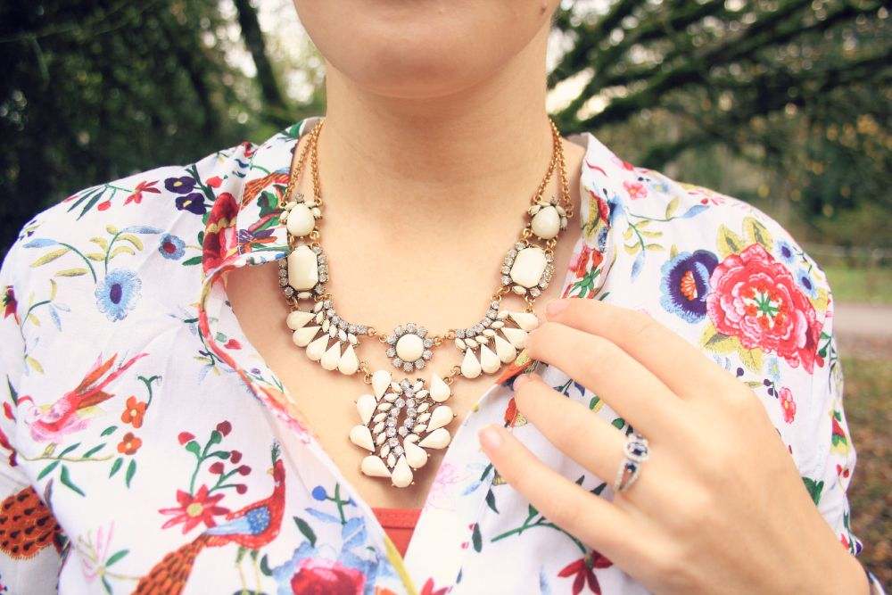 boemski stil-bluza-cvijeće-nakit-žena