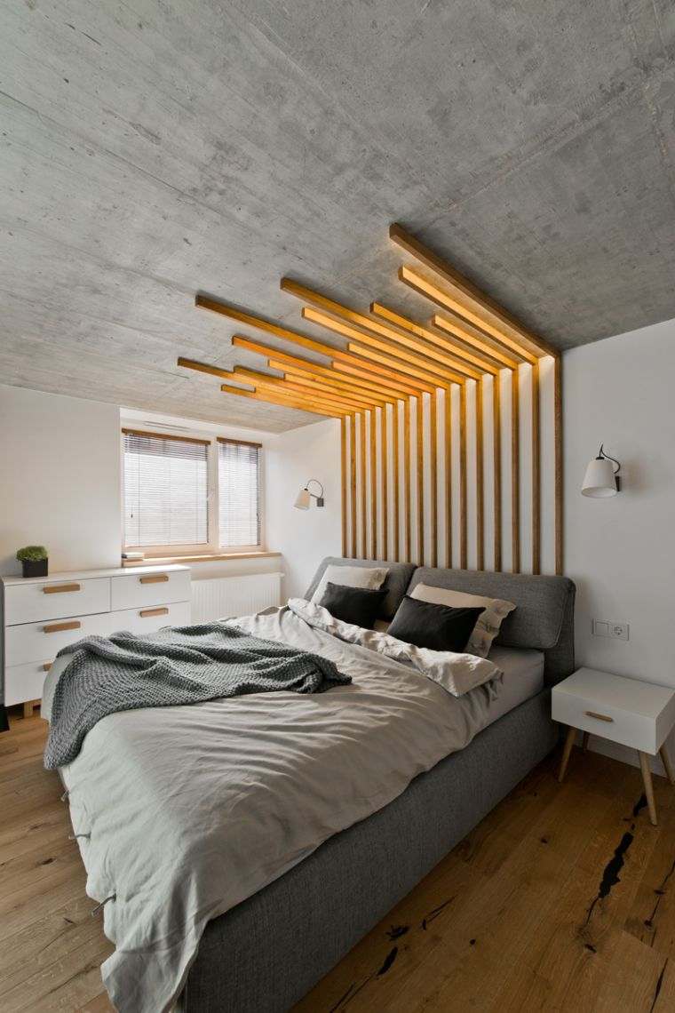 moderna suite per genitori-muro-cemento-testata-letto-legno