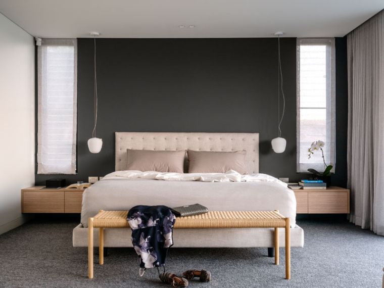 dizajn glavne spavaće sobe-moderno-sivo-zidno slikarstvo-namještaj-drvo