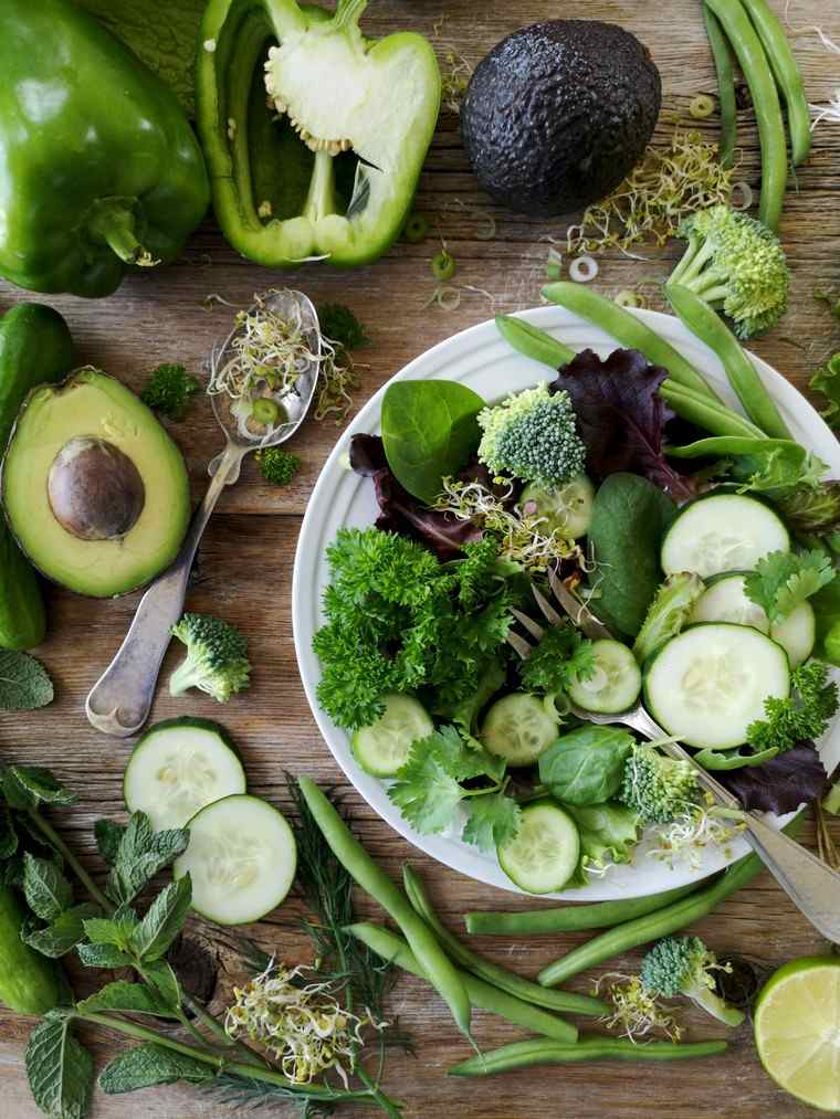 zelena salata s avokadom i krastavcem