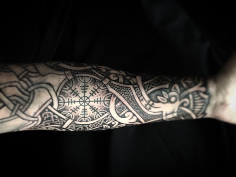 バイキングのシンボルとタトゥーのアイデア