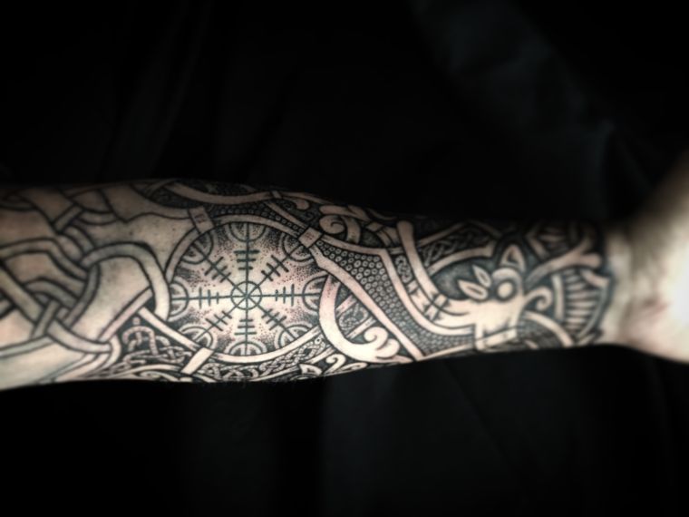 tatuiruotės idėja su vikingų simboliu