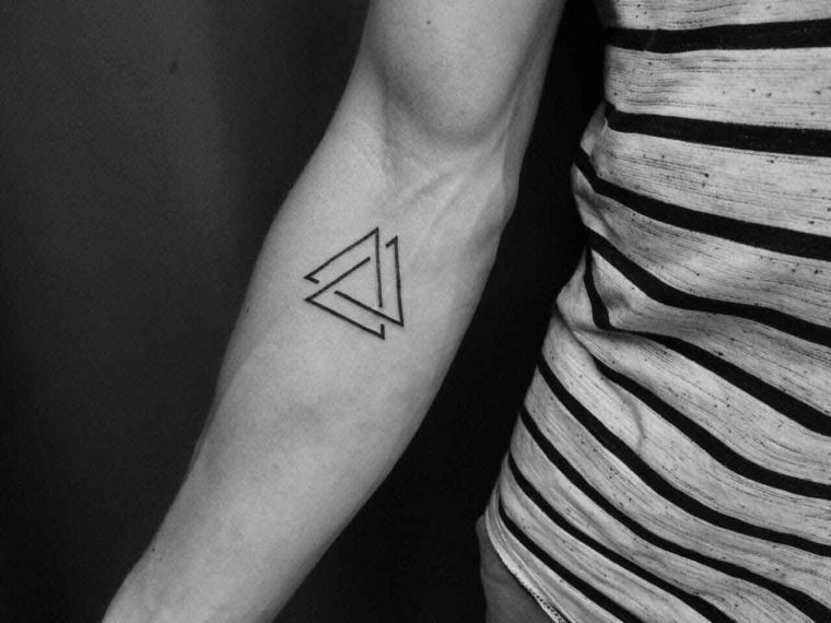 tatuiruotės idėja su vikingų simboliu Valknut