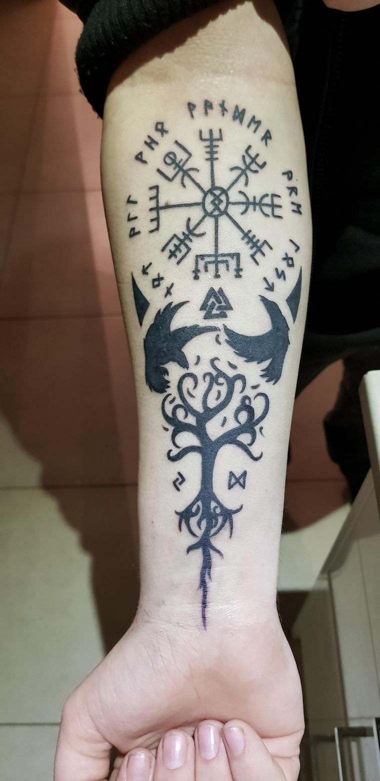 tatuiruotė su vikingų simboliu