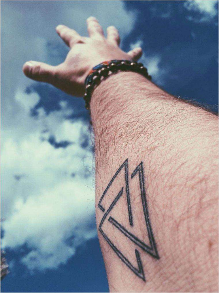 tatuaggio braccio con simbolo vichingo