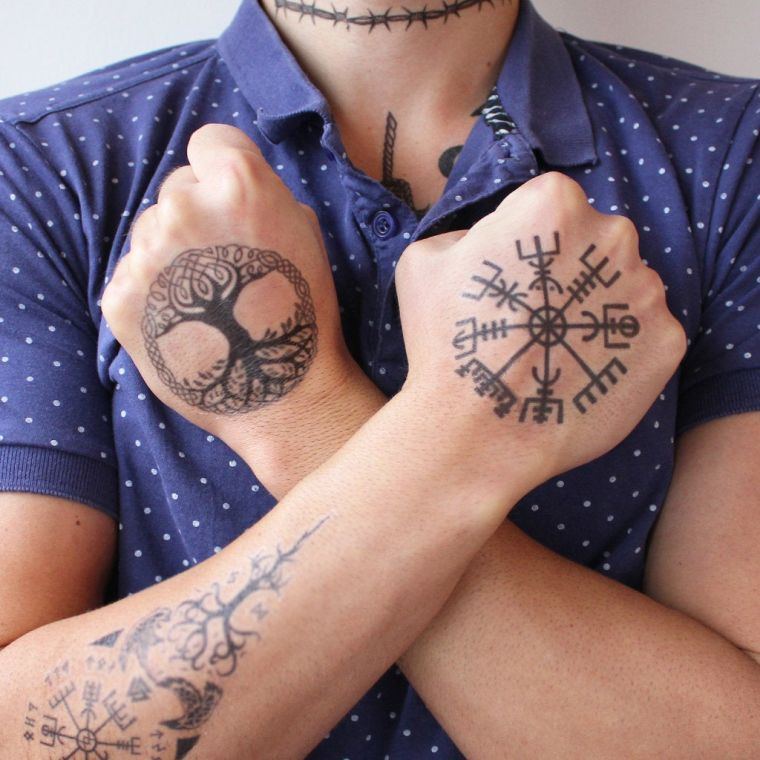 tatuaggi a mano con sylbol vichingo