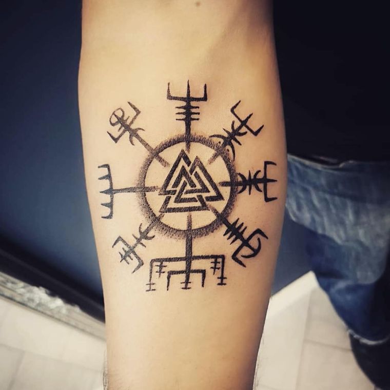 įdomi tatuiruotė su vikingų simboliu