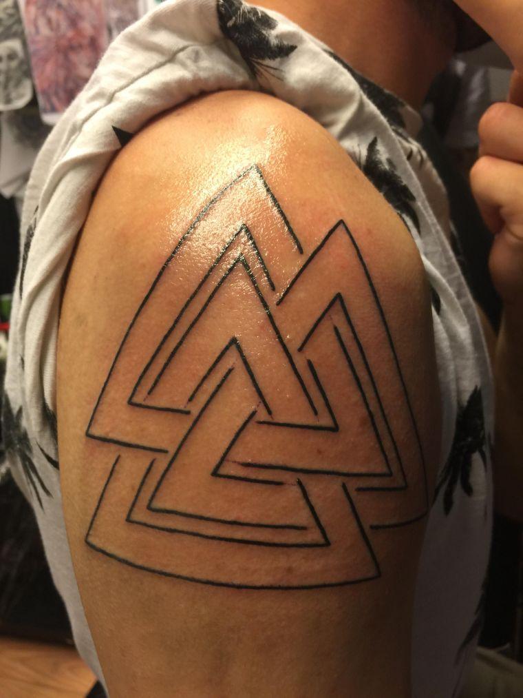tatuiruotės idėja su vikingų simboliu Valknut