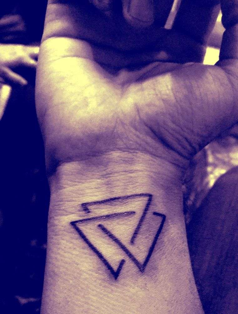 ideja ručne tetovaže sa simbolom Valknut