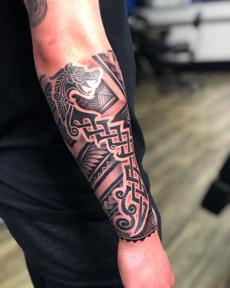 tatuaggio braccio con simbolo Vegvisier