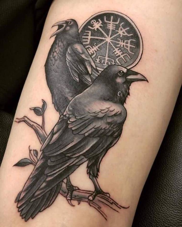 tatuaggio con Vegviser e un uccello