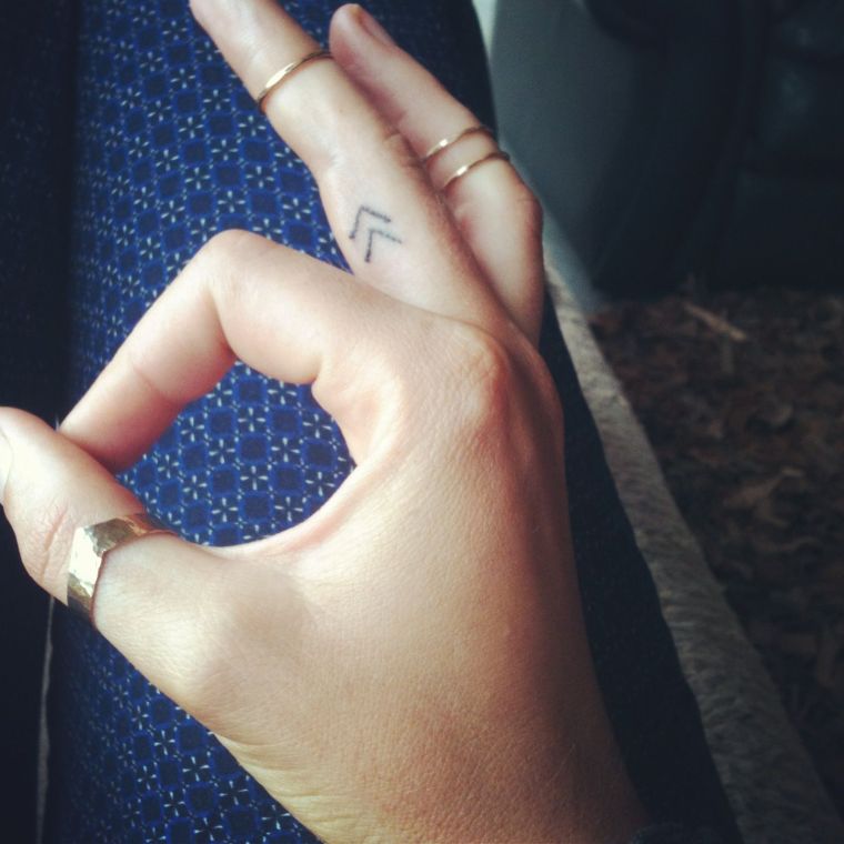 非常に興味深い女性の指のタトゥー