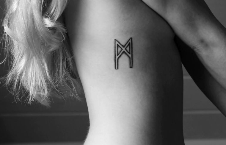 tatuaggio con simbolo vichingo