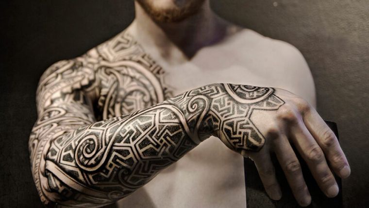 vyro tatuiruotė su vikingų simboliu