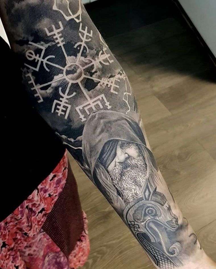 didelė vikingų tatuiruotė rankai