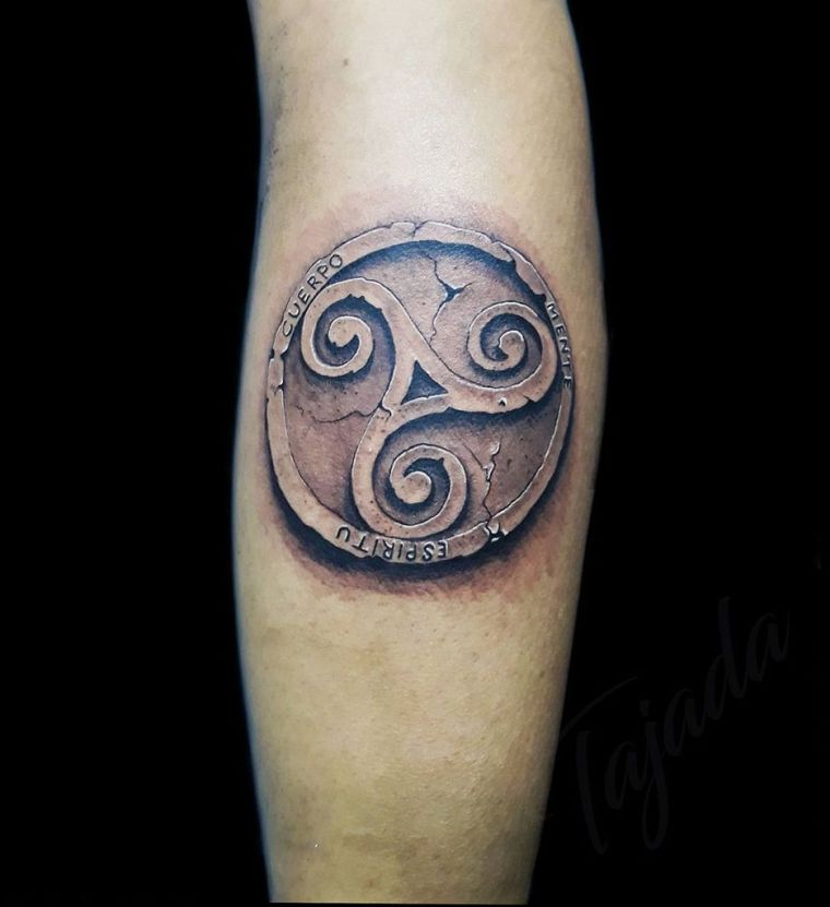 viking tetoválás trisekle szimbólummal