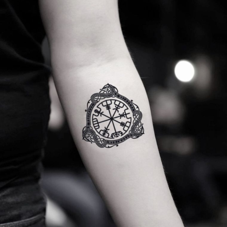 tetoválás vegviser-iránytűvel