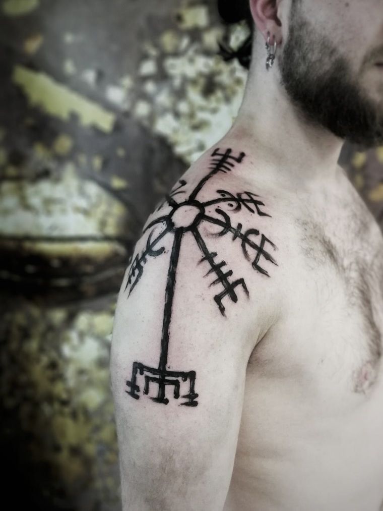 idea del tatuaggio vichingo per gli uomini