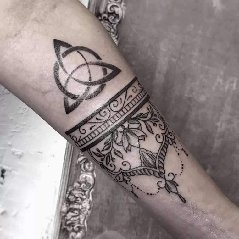 バイキングのシンボルと男の腕のタトゥー