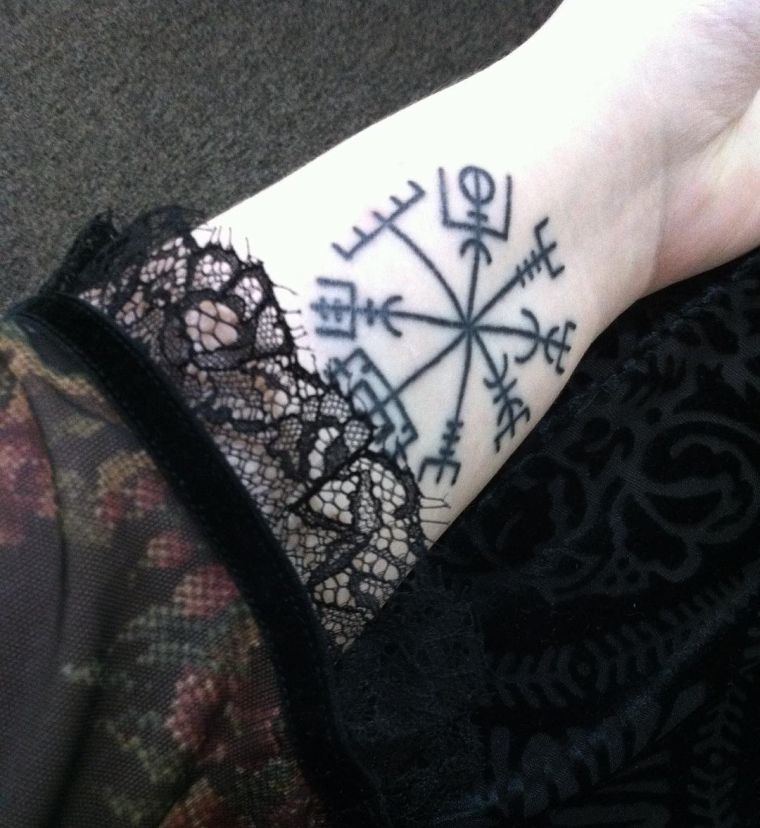 tatuaggio mano donna vichinga