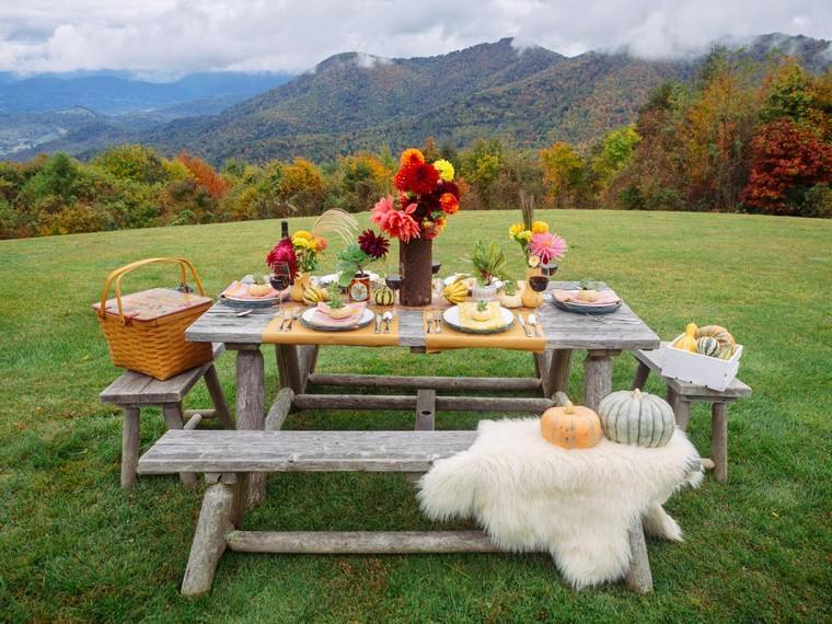 őszi asztal dekoráció sütőtök virágok rusztikus fa asztal pad kert