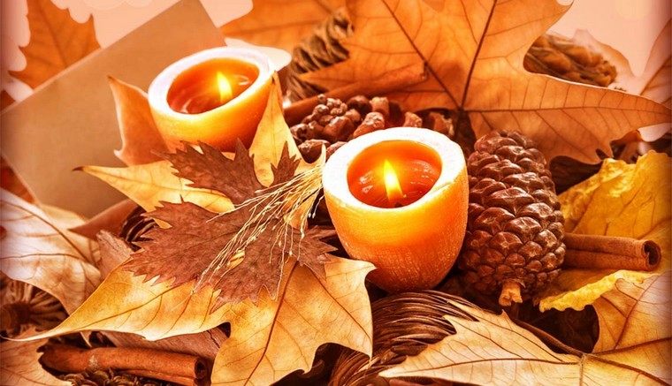 őszi dekorációs asztal fenyőtoboz gyertya őszi belső dekoráció