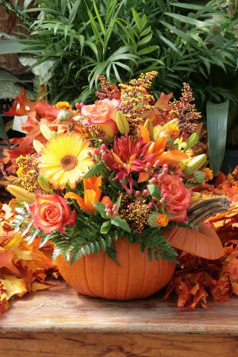 rudens stalas deko moliūgų vazos gėlės puokštė deko rudens stalas