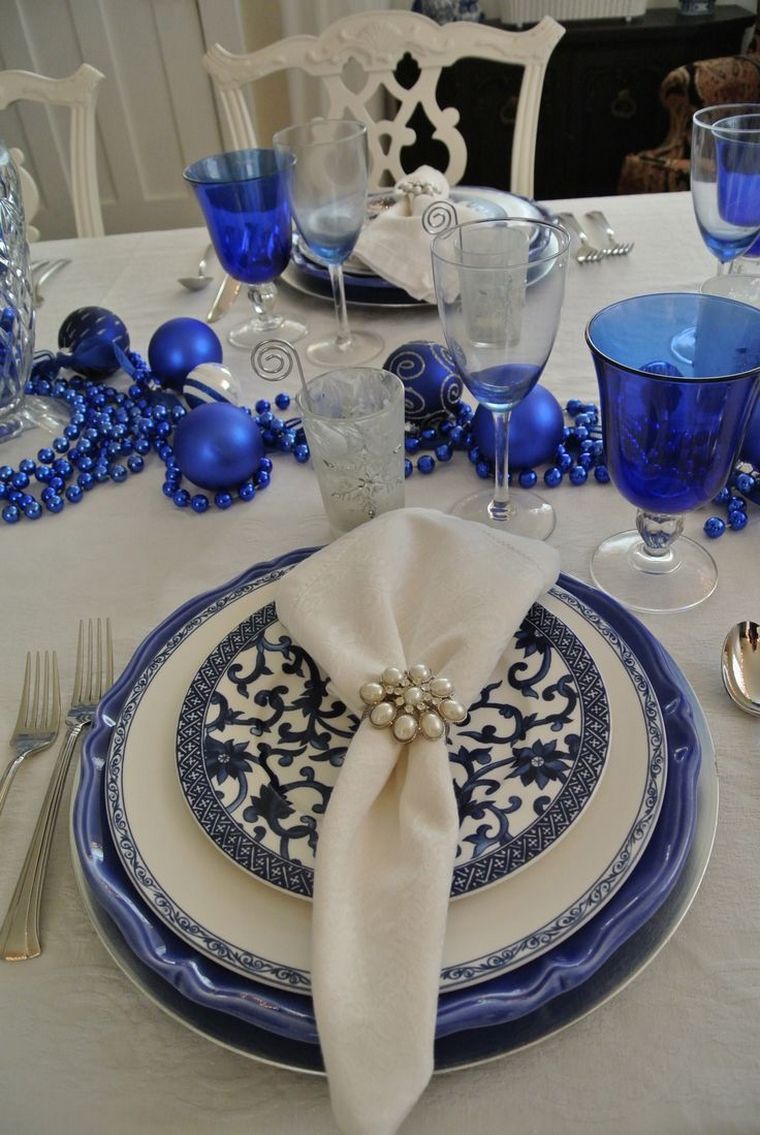 luksuzni plavi i srebrni božićni stol