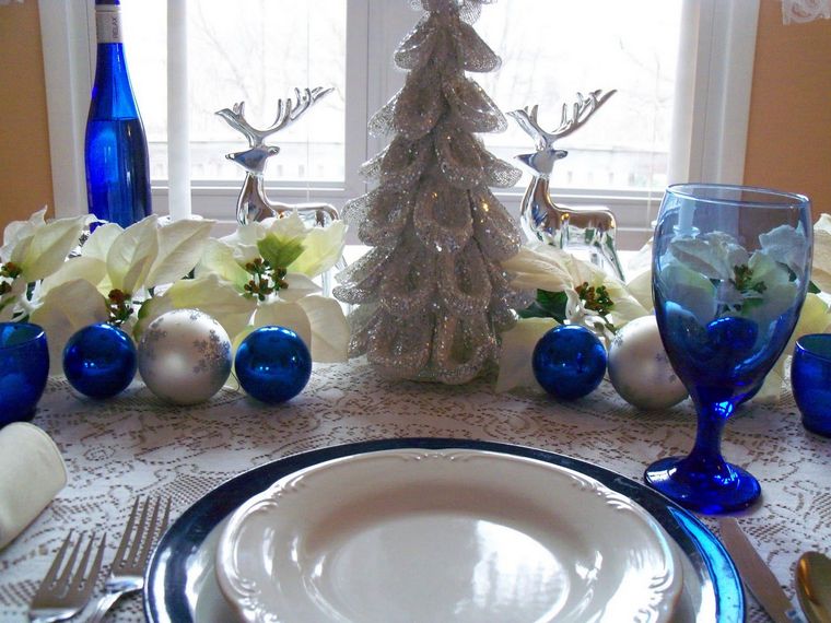 plavi i srebrni božićni stol