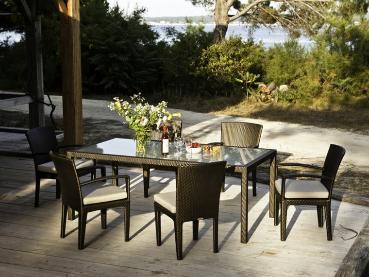 vrtni stol od smole u trendovskom dizajnu